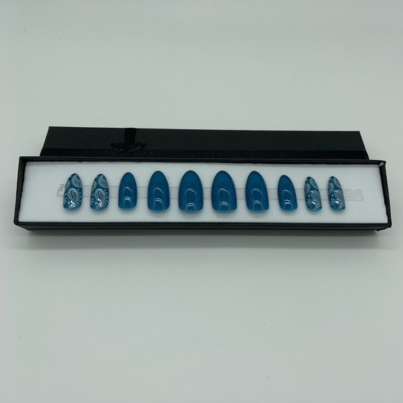 Blue Paisley Press-On Nails - Picture 2 of 3